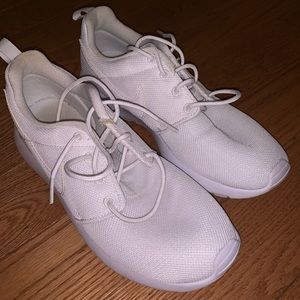 Great condition nike roshes